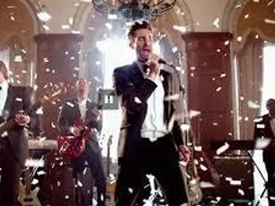 Maroon 5 can't stop crashing weddings Maroon 5 can't stop crashing weddings