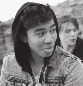 Chapter She Looks So Perfect (Calum's P.O.V.) Chapter She Looks So Perfect (Calum's P.O.V.)