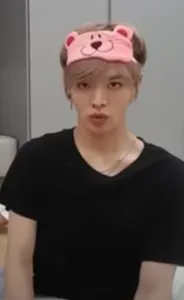 Freaking Yuta is adorable he peeky during stretching ?