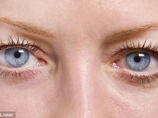 When talking to people, do you look at each of their eyes from left to right, like a clock ticking back and forth?