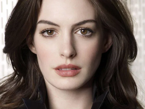 What actor played Catwoman in the Dark Knight?