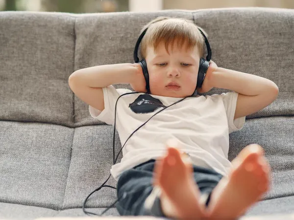 What kind of setting do you enjoy when listening to music?