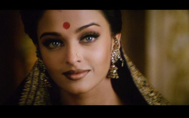 Why do Indian woman wear a red dot on their forehead? Why do Indian woman wear a red dot on their forehead?