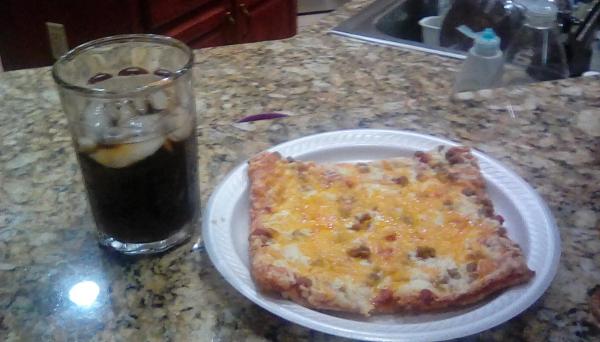 <c:out value='Ah... Nothing good like a pizza and cola for lunch... XD'/>