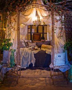 <c:out value='My vacation room in the mansion. OwO'/>