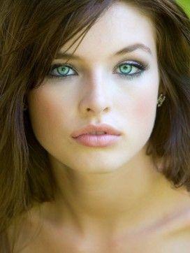 is green eyes and brown hair pretty?