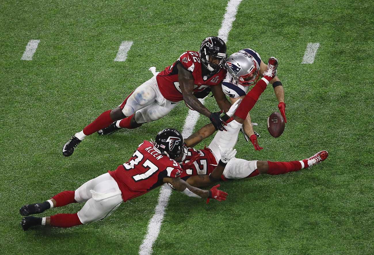 Julian Edelman's amazing catch with 3 Falcons players there