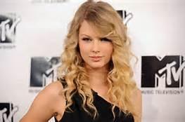 Taylor Swift and Pitbull Taylor Swift and Pitbull