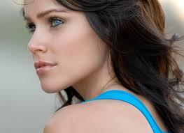 Brown hair with blue/green eyes Brown hair with blue/green eyes