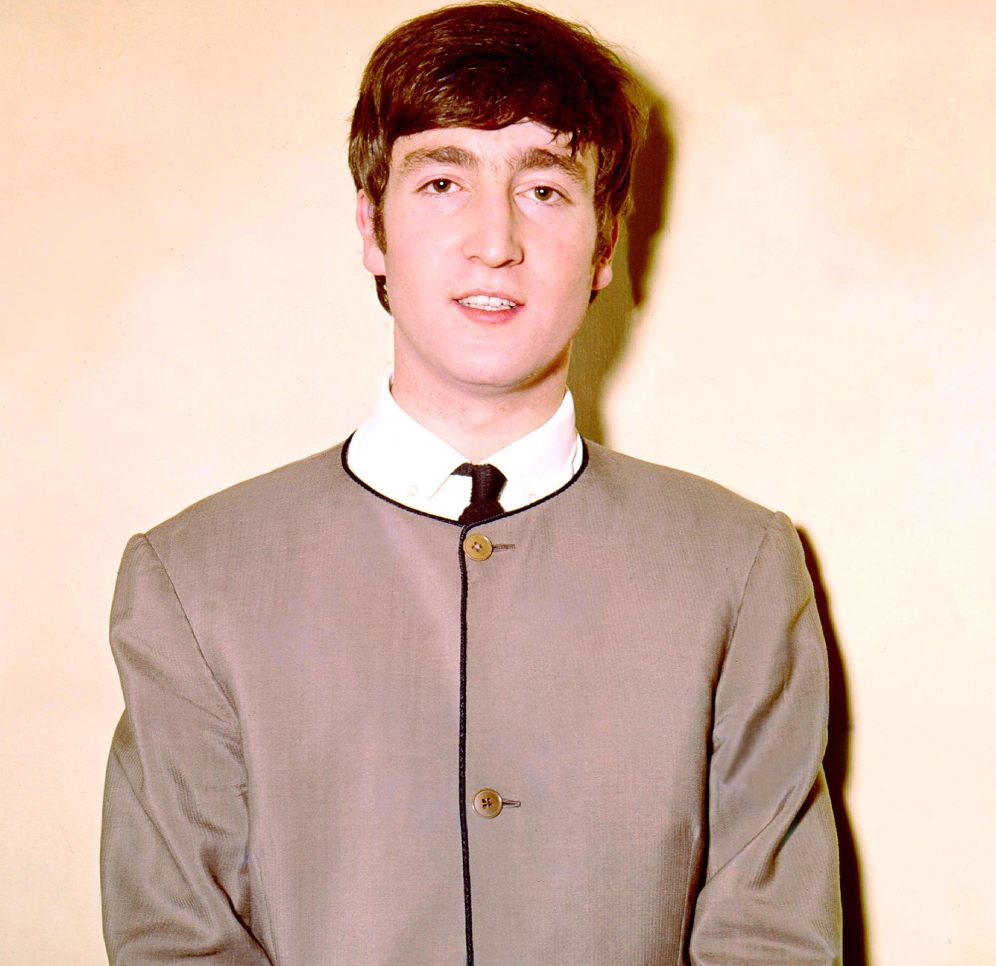 It's clearly John Lennon. He has that nasally voice. Paul McCartney sings the "oohhs" in the background. It's clearly John Lennon. He has that nasally voice. Paul McCartney sings the "oohhs" in the background.