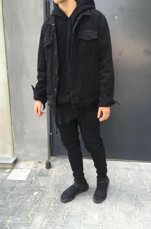 Plain , dark tones Plain , dark tones