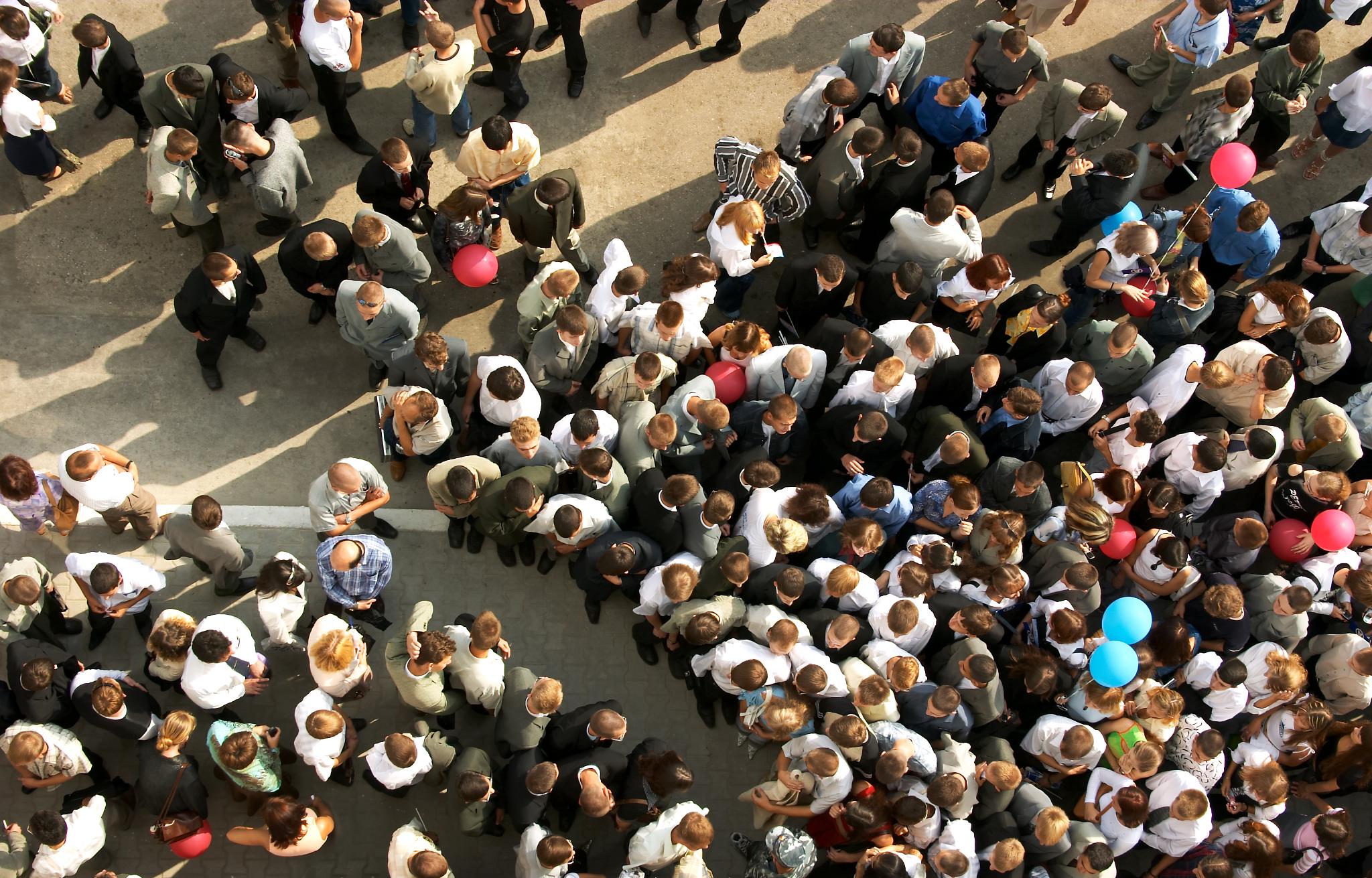 Crowd control. Толпа в дверях фото.