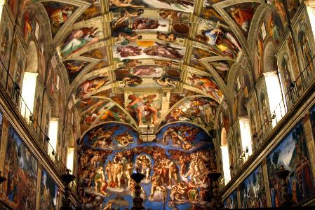Who painted the famous mural on the Sistine Chapel ceiling?