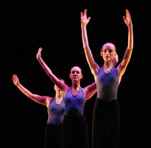 What is the main objective of contemporary dance?