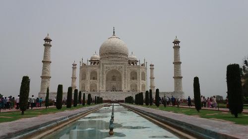 Which city is home to the magnificent Taj Mahal?