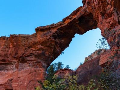 Which bike trail is known for its beautiful red rock scenery in the United States?