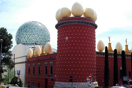 Which museum in Figueres, Spain houses a significant collection of Dali's works?