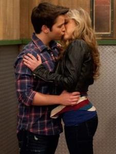 What kind of war do Carly and Sam have the night Sam and Freddie kiss?