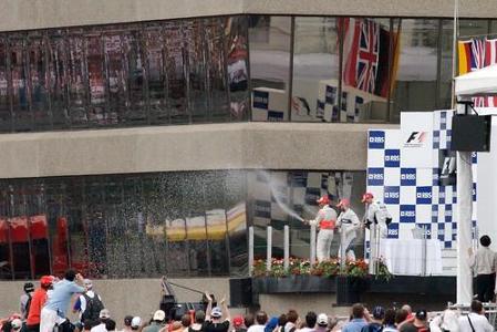 Who famously sprayed champagne for the first time on the F1 podium?