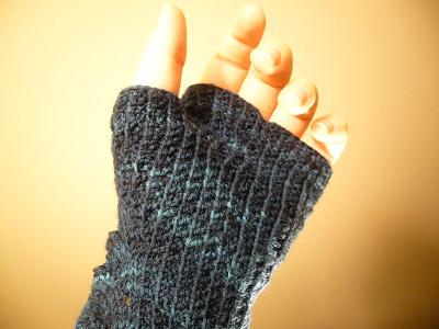 How many fingers do fingerless gloves usually have?