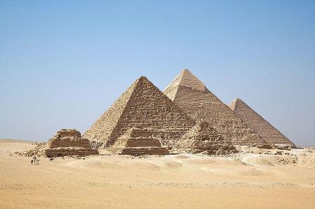 Navedi koje su tri najpoznatije piramide u Gizi: