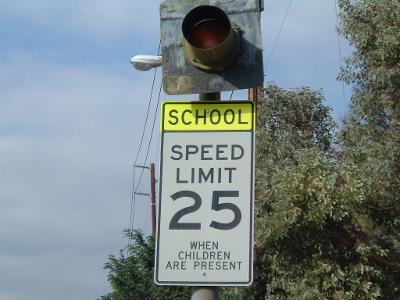 What is the speed limit in school zones in the United States?