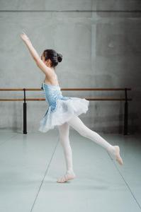 Which ballet term means 'turning of the body'?