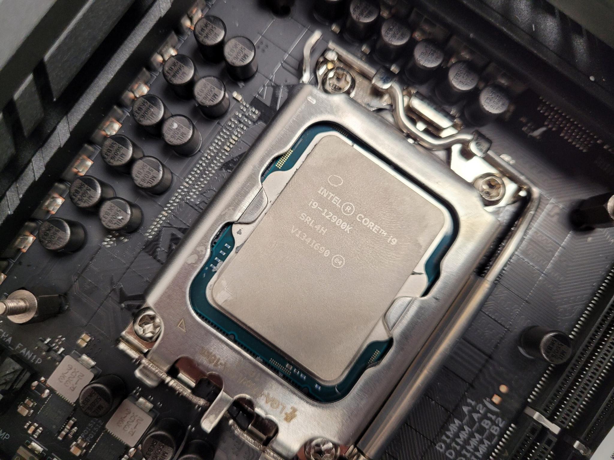 What is the maximum number of processes a system can execute simultaneously in a single-core processor?