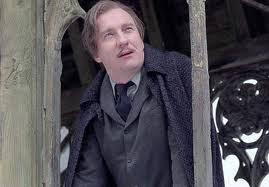 WHICH WELL KNOWN BRITISH ACTOR PLAYED REMUS LUPIN WHO FIRST APPEARED IN HARRY POTTER AND THE PRISONER OF AZKABAN PLAYING A VERY FRAGILE WIZARD WHO SECRETLY TRANSFORMS A WIZARD EVERY MONTH AT THE FULL MOON?