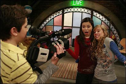 How long does iCarly's "continuous" webcast go down for?
