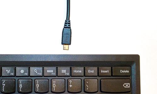 Which type of connector is used to connect a keyboard to a computer?