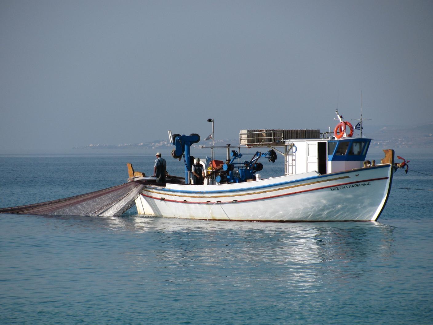 Which type of fishing boat is most suitable for fishing in shallow waters?