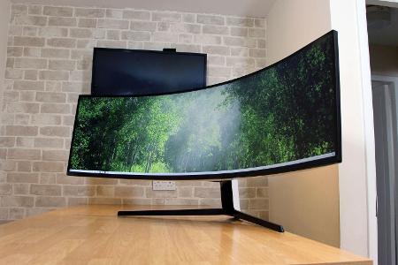 What is the aspect ratio of a standard widescreen monitor?