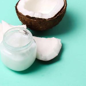 Which celebrity is known for using coconut oil as a moisturizer?
