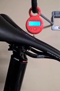 What is a common characteristic of cruiser bike frames?