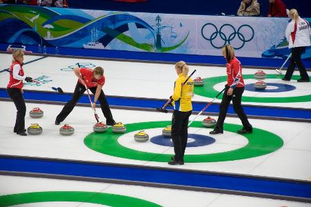 What is the maximum number of ends played in a standard curling game?