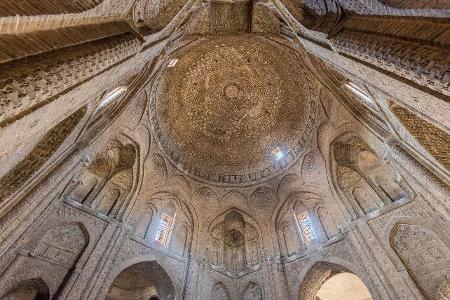 Which Islamic architectural feature is known for its intricate geometric patterns?