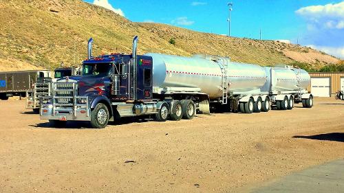 Which type of truck is specifically built to transport liquid or gas in bulk?