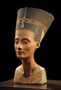 Žena egipatskog faraona Amenhotepa IV, zvala se Nefertiti. Šta znači njeno ime?