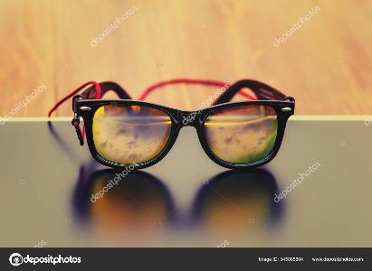 Which type of sunglasses lenses provide a mirrored effect?
