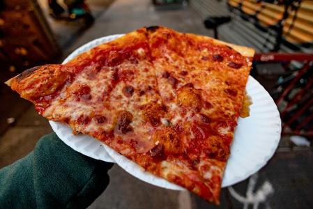 How many slices were served from the largest pizza?