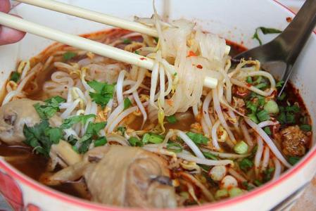 What is the popular street food of Thailand made with stir-fried rice noodles?