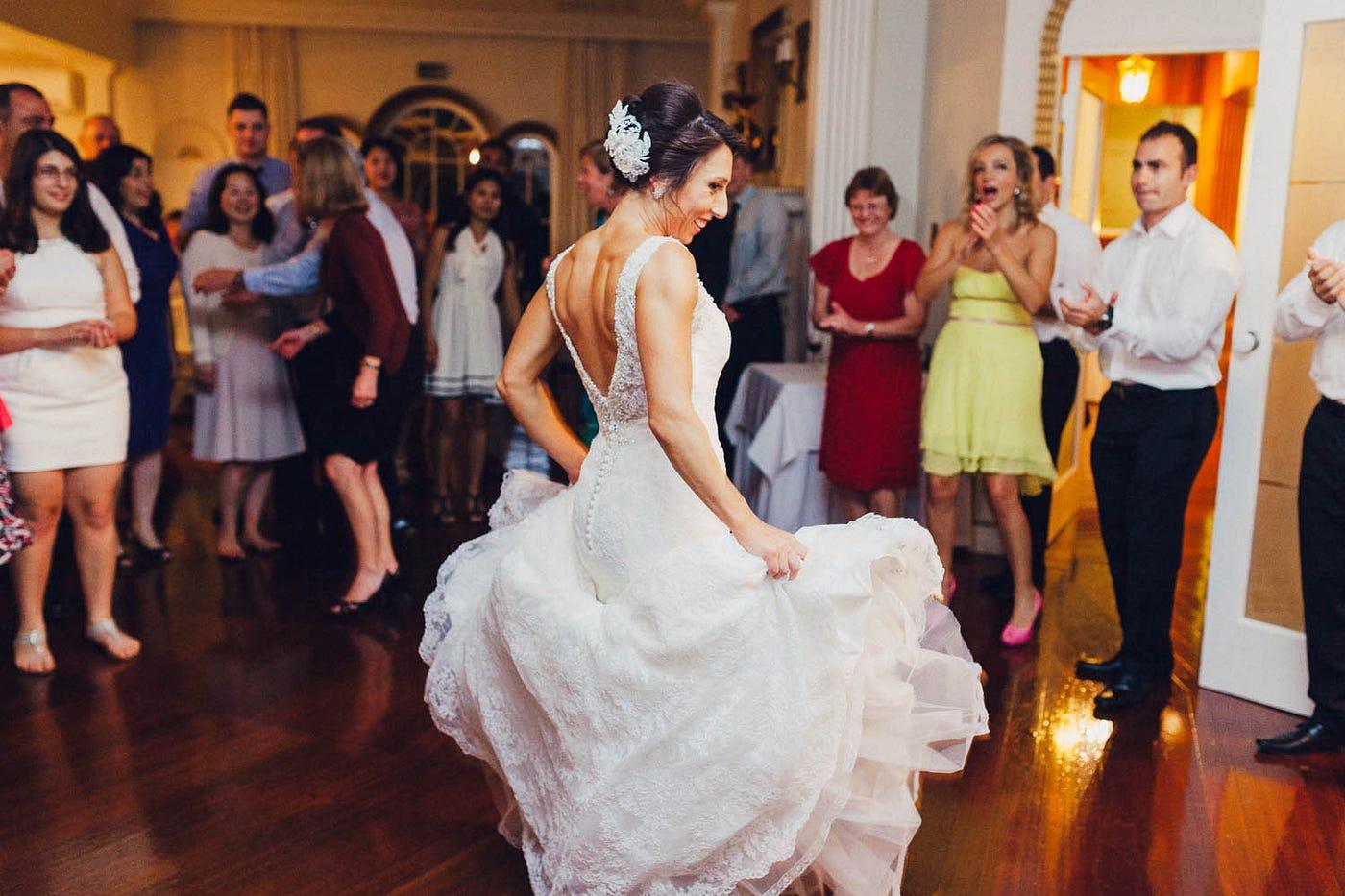 What is the name of the popular dance move that involves rapidly bouncing your knees to the beat?