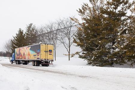 Which truck is typically used to transport fresh produce, dairy products, and other perishables?