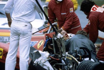 Which driver famously won the 1982 Formula 1 World Championship by just one point?