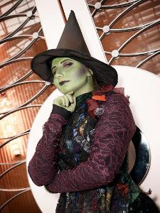 Who played Elphaba in the original Broadway production of 'Wicked'?
