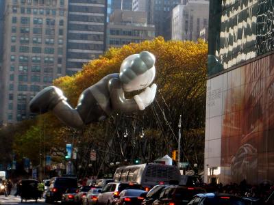 Which artist created the 'Balloon Dog' series of sculptures that have been replicated in various cities worldwide?