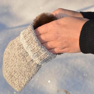 What kind of glove keeps the hands warm in winter?