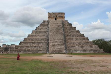 Which Mayan city is famously known for its large stepped pyramid?