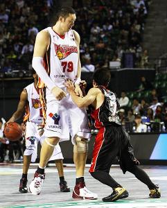 How much taller is Sun MingMing (tallest player 2014) than Dirk Nowitzki?
